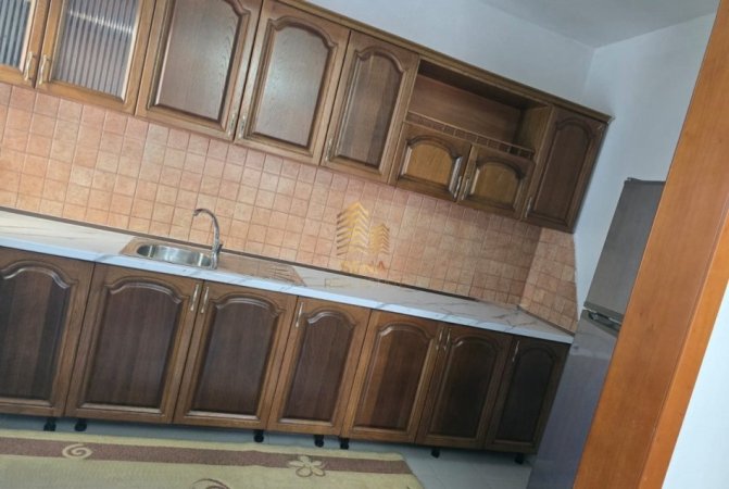 Tirane, jepet me qera apartament 2+1 Kati 1, 120 m² 400 € (Laprake)