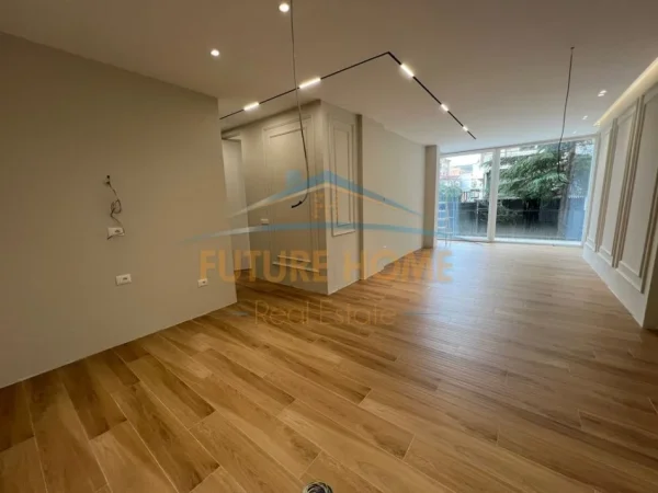 Tirane, shitet apartament 2+1+Ballkon Kati 1, 188 m² 310.000 € (KOMUNA E PARISIT)