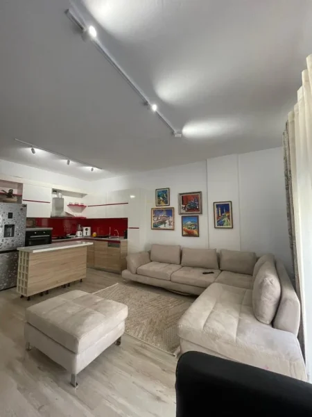 Tirane, jepet me qera apartament 1+1+Ballkon Kati 3, 70 m² 600 € (Kopshti Zoologjik)