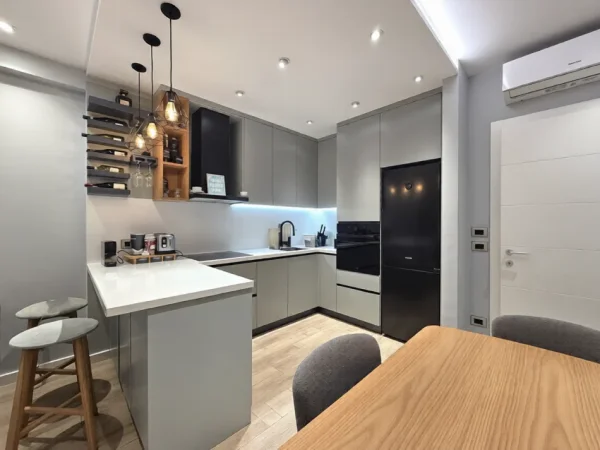 Tirane, shitet apartament 2+1+Ballkon , 99 m² 210.000 € (5 Maji)