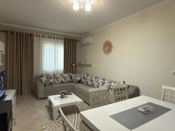 Pogradec, jepet me qera apartament 1+1 Kati 4, 64 m² 500 € (Rruga e Vilave, Pogradec)