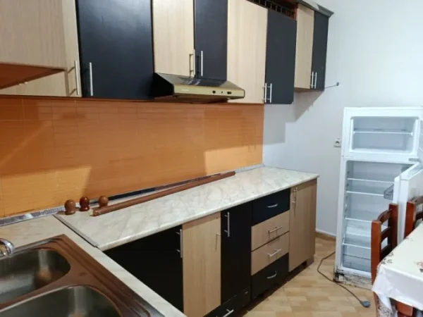Tirane, jepet me qera apartament 1+1+Aneks+Ballkon Kati 1, 70 m² 350 € (ish stacioni i trenit)