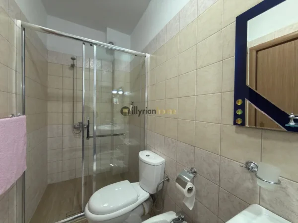 Pogradec, jepet me qera apartament 1+1 Kati 4, 64 m² 500 € (Rruga e Vilave, Pogradec)