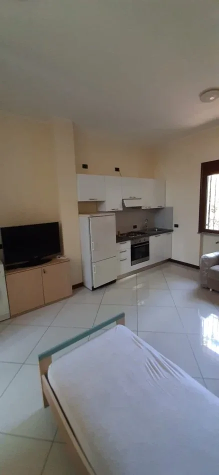 Tirane, jepet me qera garsonier 1+1 Kati 0, 40 m² 300 € (Kinostudio.)