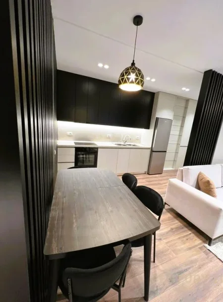 Tirane, jepet me qera apartament 2+1 , 84 m² 700 € (ISH FUSHA E AVIACIONIT)