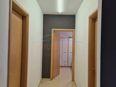 Durres, shitet apartament 2+1 Kati 2, 91 m² 500 EURO (RROTONDO ASTIRIT PALLATI WELL)