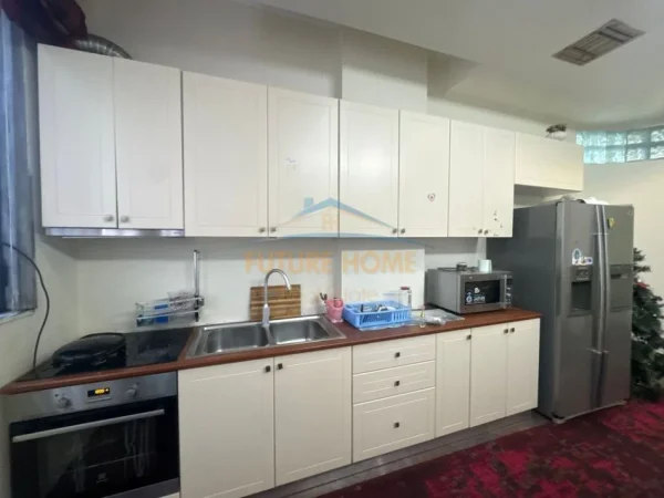 Tirane, jepet me qera apartament 2+1 Kati 7, 125 m² 700 € 