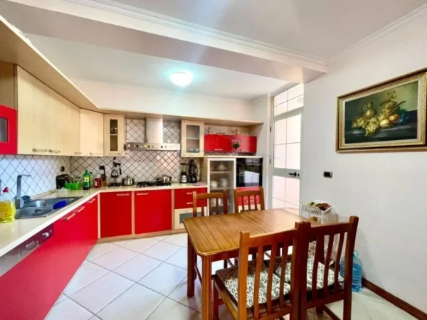 Tirane, shitet apartament 3+1 Kati 8, 140 m² 330.000 € 