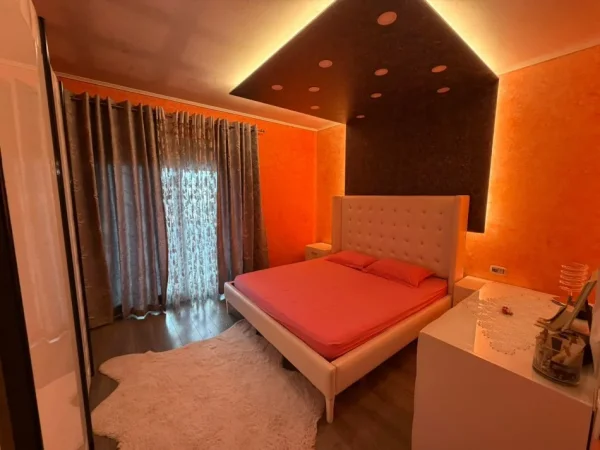 Tirane, jepet me qera apartament 3+1+Ballkon Kati 8, 153 m² 800 € (Astir)