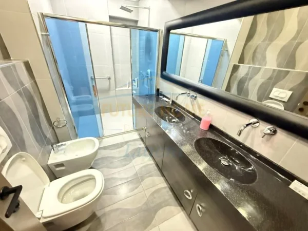 Tirane, jepet me qera apartament 3+1 Kati 4, 190 m² 1.950 € 