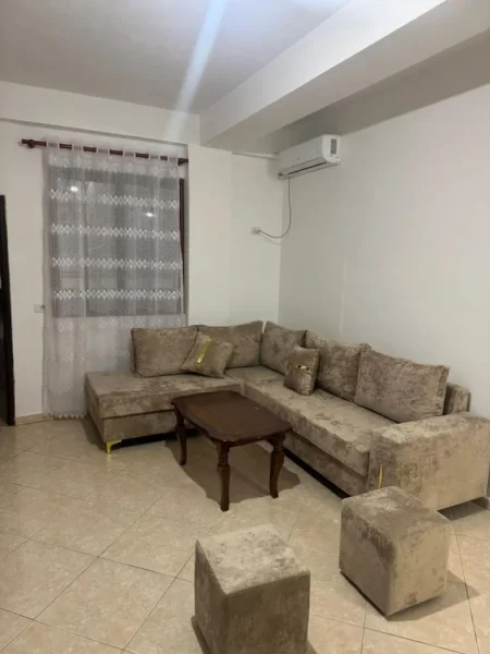 Tirane, jepet me qera apartament 1+1 , 50 m² 400 € (Kinostudio)