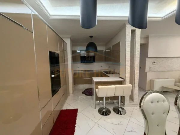 Tirane, jepet me qera apartament 3+1 Kati 8, 153 m² 800 € (Rrethi i Astirit)