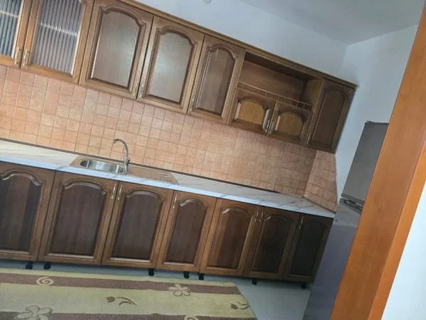 Tirane, jepet me qera apartament 2+1+Ballkon Kati 1, 120 m² 400 € (Laprakë)