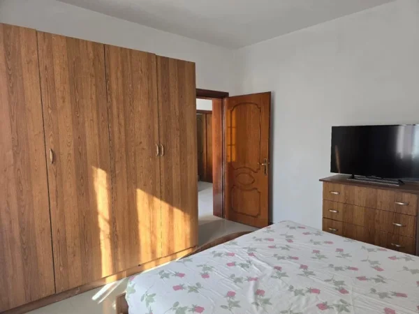 Tirane, jepet me qera apartament 2+1+Ballkon Kati 1, 120 m² 400 € (Laprakë)