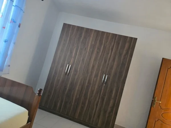 Tirane, jepet me qera apartament 2+1+Ballkon Kati 1, 120 m² 400 € (Laprakë)