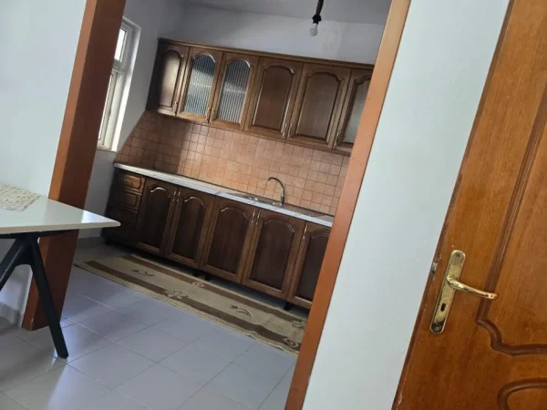 Tirane, jepet me qera apartament 2+1+Ballkon Kati 1, 120 m² 400 € (Laprakë)