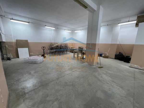 Tirane, jepet me qera ambjent biznesi Kati 0, 227 m² 1.050 € (perball Fondacionit " Eleonora")