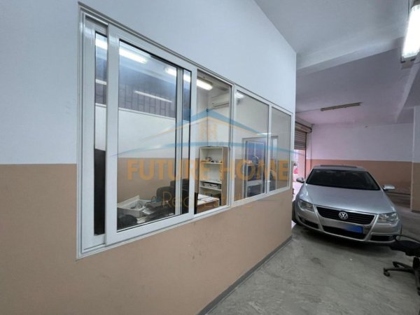 Tirane, jepet me qera ambjent biznesi Kati 0, 227 m² 1.050 € (perball Fondacionit " Eleonora")