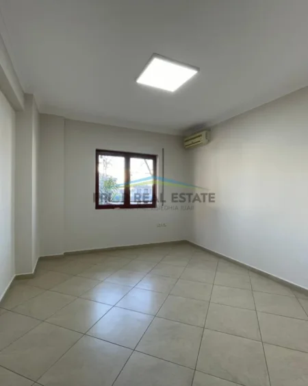 Tirane, jepet me qera apartament 2+1+2  Kati 1, 106 m² 90.000 all (Ruga e Kavajes)