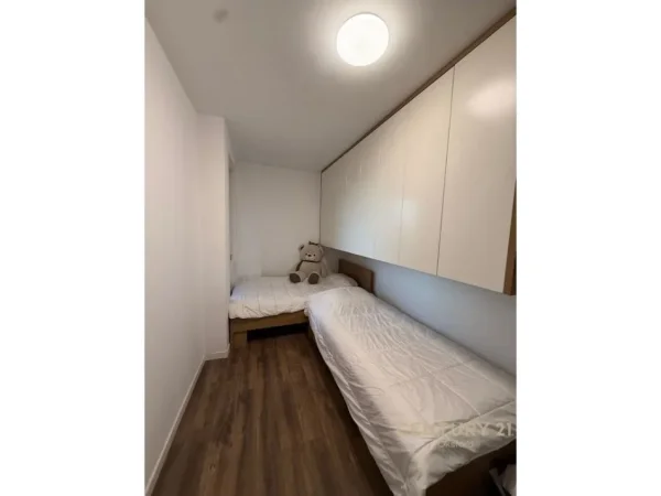 Tirane, jepet me qera apartament 2+1+Ballkon Kati 2, 116 m² 800 € (ish fusha aviacionit)