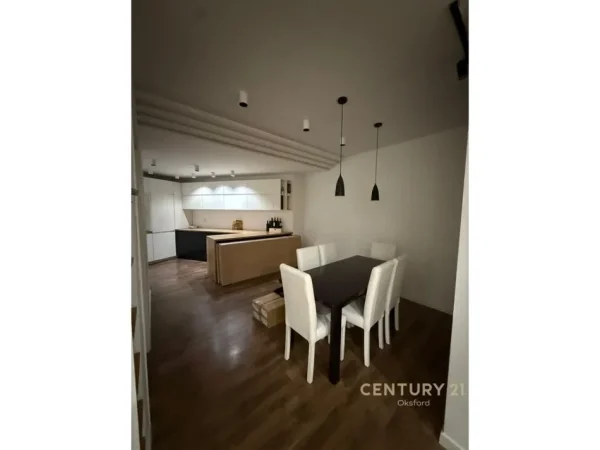 Tirane, jepet me qera apartament 2+1+Ballkon Kati 2, 116 m² 800 € (ish fusha aviacionit)