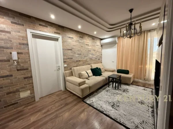 Tirane, jepet me qera apartament 2+1+Ballkon Kati 2, 116 m² 800 € (ish fusha aviacionit)