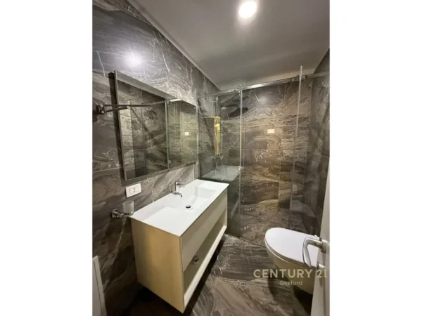 Tirane, jepet me qera apartament 2+1+Ballkon Kati 2, 116 m² 800 € (ish fusha aviacionit)