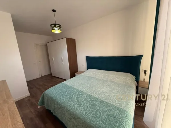 Tirane, jepet me qera apartament 2+1+Ballkon Kati 2, 116 m² 800 € (ish fusha aviacionit)