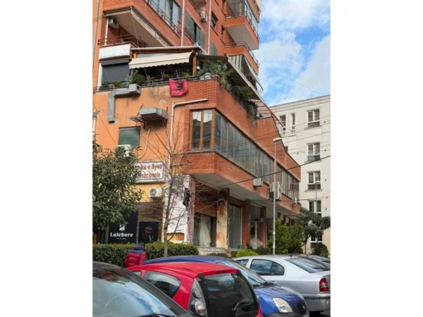 Tirane, jepet me qera ambjent biznesi Kati 0, 1.250 m² 1.250 € (myslym shyri)