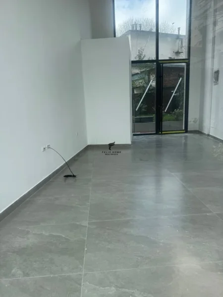 Tirane, jepet me qera zyre Kati 0, 35 m² 500 € (QENDER)