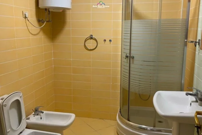 Tirane, jepet me qera apartament 1+1 Kati 3, 70 m² 500 € (Rruga Hamdi Sina)