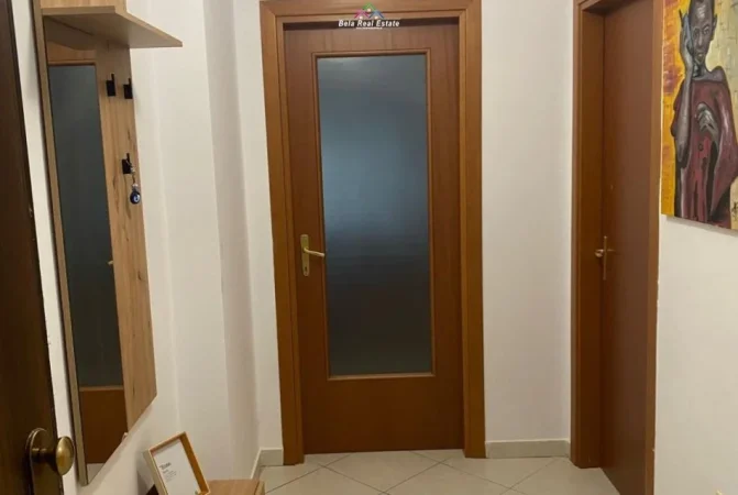 Tirane, jepet me qera apartament 1+1 Kati 3, 70 m² 500 € (Rruga Hamdi Sina)