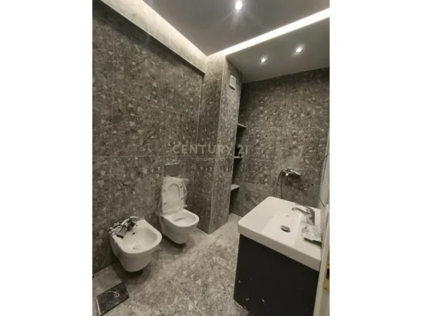Tirane, jepet me qera apartament 1+1 , 62 m² 450 € (urban gate astiri)