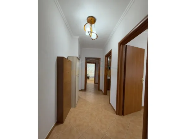 Tirane, jepet me qera 2+1 , 600 € 