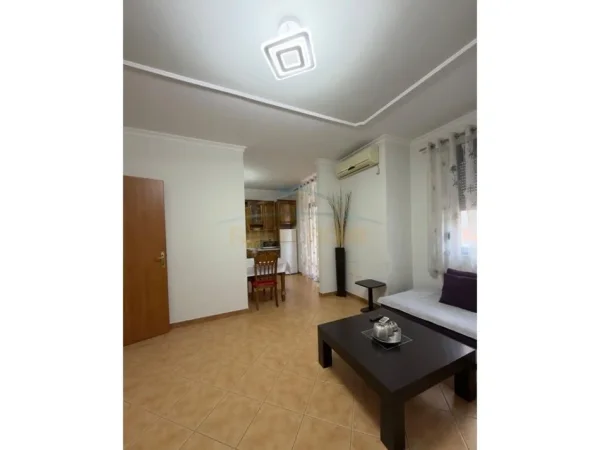 Tirane, jepet me qera 2+1 , 600 € 