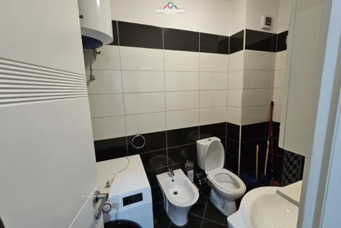 Tirane, jepet me qera apartament 2+1 Kati 8, 105 m² 575 € (Rruga Tom Plezha)