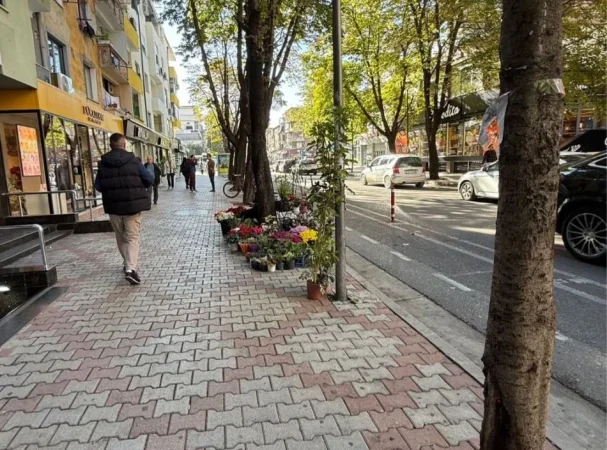 Tirane, jepet me qera dyqan Kati 0, 310 m² 8.000 € (SHESHI WILLSON)