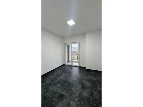 Tirane, jepet me qera apartament 2+1 Kati 4, 800 m² 800 € (zogu i zi)
