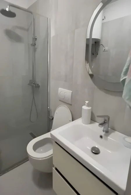 Tirane, jepet me qera apartament 1+1+Ballkon Kati 3, 70 m² 400 € (Astir)