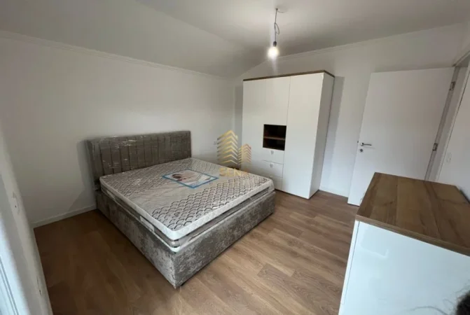 Tirane, jepet me qera apartament 1+1+Ballkon Kati 3, 80 m² 400 € (Shkoze)