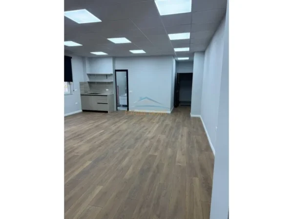 Tirane, jepet me qera ambjent biznesi Kati 1, 89 m² 1.000 € (qender)