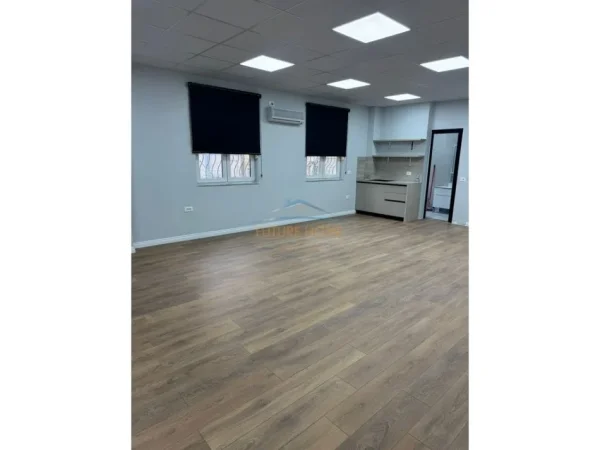 Tirane, jepet me qera ambjent biznesi Kati 1, 89 m² 1.000 € (qender)