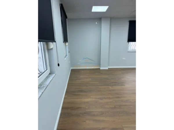 Tirane, jepet me qera ambjent biznesi Kati 1, 89 m² 1.000 € (qender)