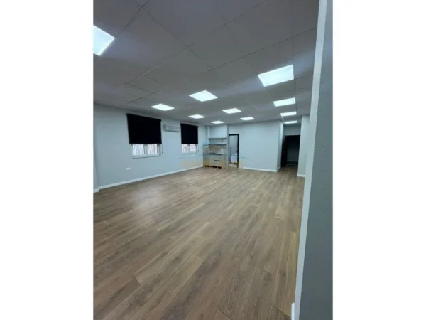 Tirane, jepet me qera ambjent biznesi Kati 1, 89 m² 1.000 € (qender)