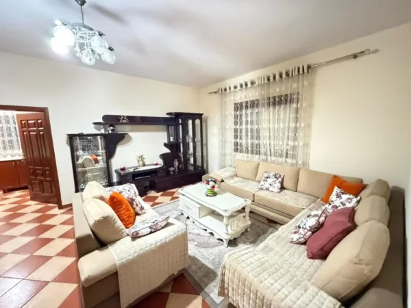 Tirane, jepet me qera Vile 2+1 Kati 3, 145 m² 400 € (Rruga Njazi Meka)