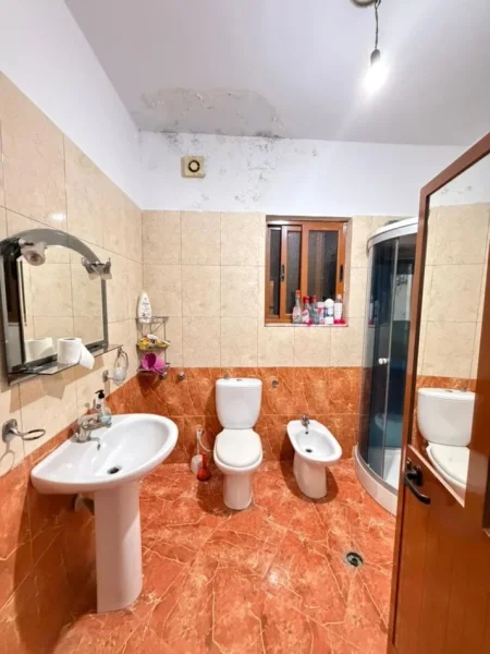 Tirane, jepet me qera Vile 2+1 Kati 3, 145 m² 400 € (Rruga Njazi Meka)