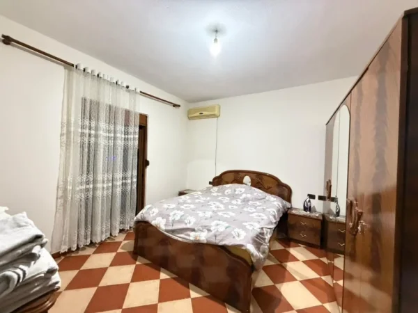 Tirane, jepet me qera Vile 2+1 Kati 3, 145 m² 400 € (Rruga Njazi Meka)