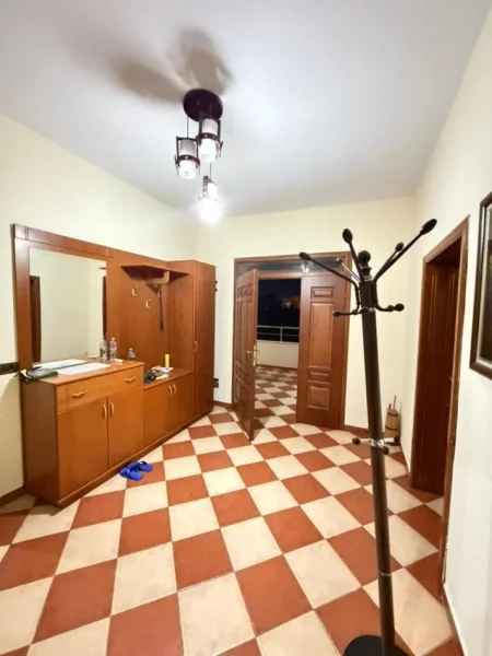 Tirane, jepet me qera Vile 2+1 Kati 3, 145 m² 400 € (Rruga Njazi Meka)