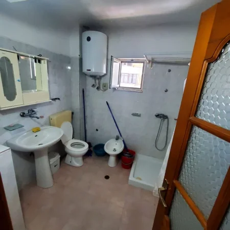 Tirane, jepet me qera apartament 1+1 Kati 4, 60 m² 350 € (SELVIA)