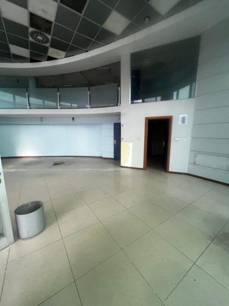 Durres, jepet me qera ambjent biznesi Kati 2, 220 m² 2.300 € (Shkozet)